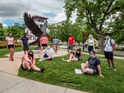 洛奇队在密歇根州立大学老鹰雕像前.